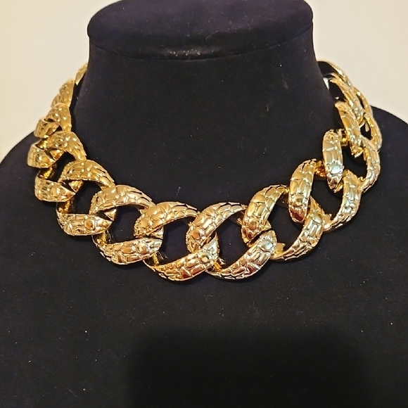Jewelry - Light Weight Heavy Looking Goldtone Chain Necklace